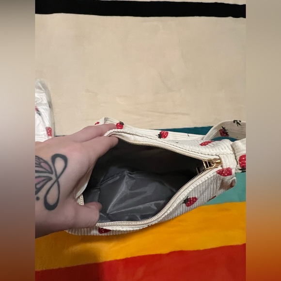 Strawberry Print Corduroy Shoulder Bag 🍓NWOT🍓 - Picture 5 of 8